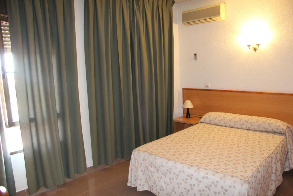 Hostal Cazalegas Exterior photo