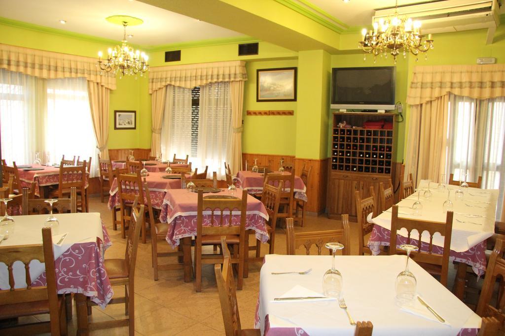 Hostal Cazalegas Exterior photo